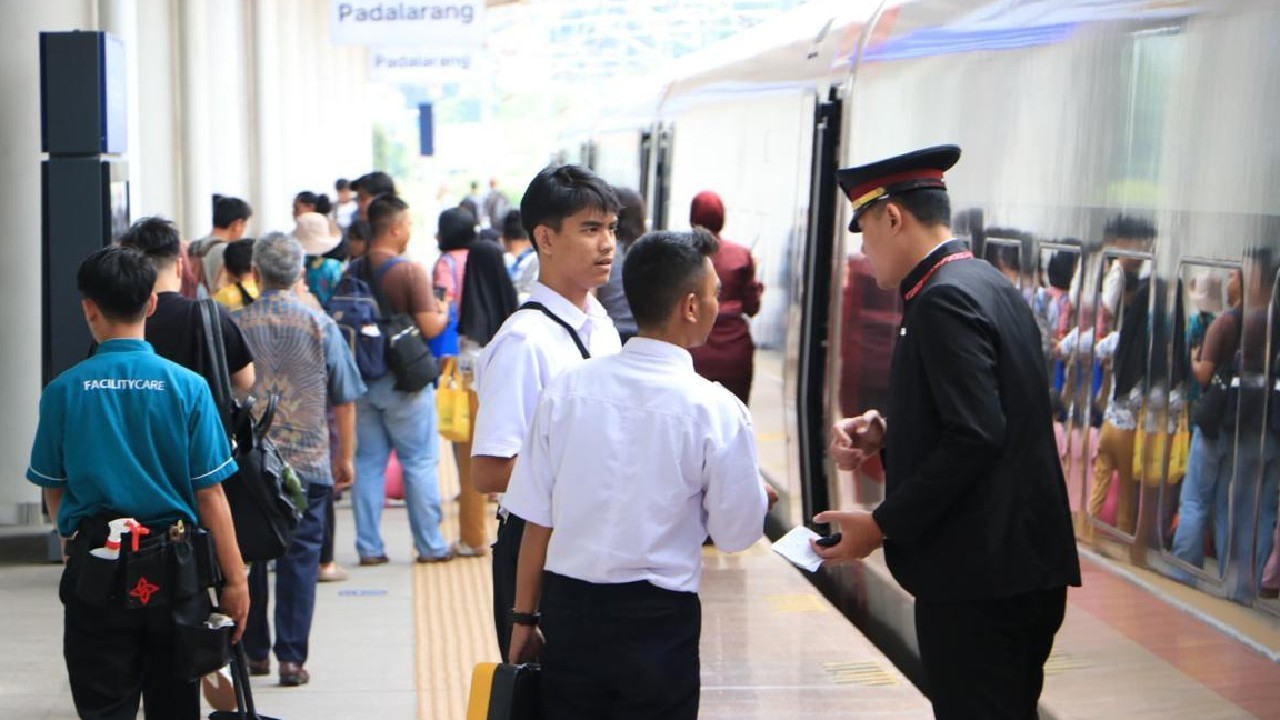 Whoosh Jadi Pilihan Favorit Saat Liburan, Penumpang Capai 20.500 Sehari