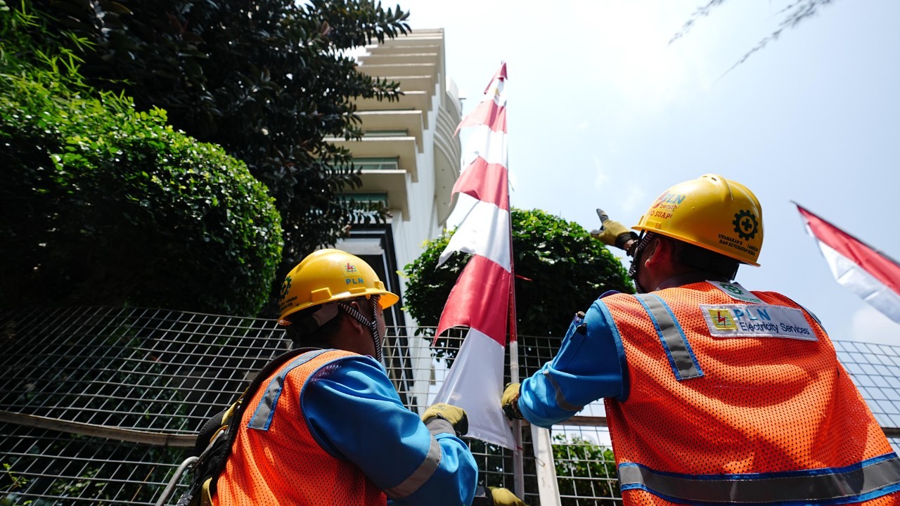 PLN Ajak Warga Jaga Jarak Aman Pasang Atribut HUT Kemerdekaan dari Kabel Listrik