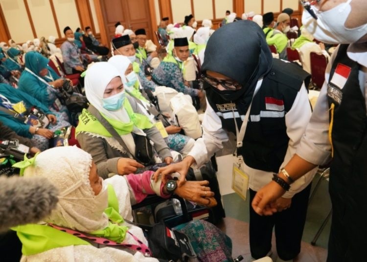 Jemaah Haji Mulai Diberangkatkan, Calhaj paling Risti diberi Wristband