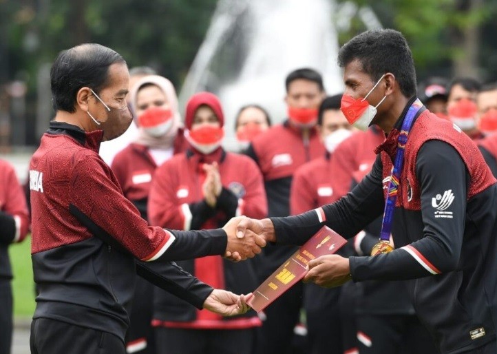 Presiden Serahkan Bonus Atlet Peraih Medali SEA Games Ke-31 Vietnam