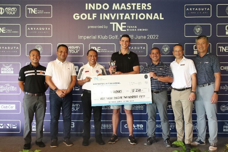 Menpora Apresiasi dan Serahkan Trofi Indo Master Golf Invitational