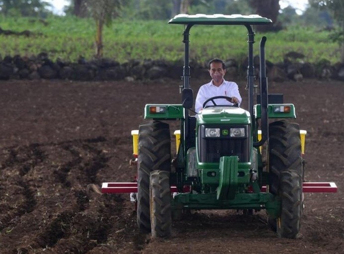 Presiden Jokowi Tanam Jagung Pakai Traktor